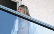 Naomi Watts en un balcon infraganti
