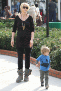de2d7e64144488 Jenna Elfman at Cross Creek Park in Malibu on 01/16/10 